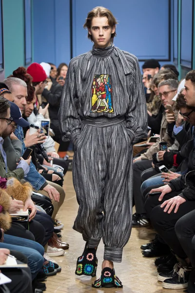 Look 16